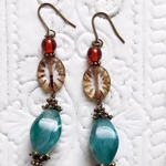 チェコガラスとアクリルの大ぶりピアス　オレンジとピーコック