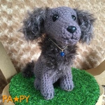 ふわもこ おすわり あみぐるみ　ミニチュアダックス（ブラウン）