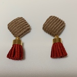 ［秋冬］スクエアのカボション(ブラウン系)＋ミニタッセル (レッド系)のイヤリング ｏｒ ピアス