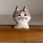 ハチワレ（茶）猫ブローチ