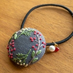 2色の木の実のリース 手刺繍ヘアゴム・ブローチ