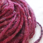 手つむぎ変わり糸〜textured yarn〜  ハンドスパン 赤紫 72g　#2116