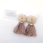 ひとつ花の刺繍タッセルピアス(モカ)