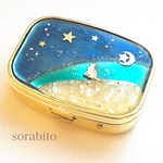 星を見上げる猫のピルケース