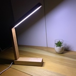 パソコンデスクに木製スタンドライト照明