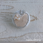 ringaringo様オーダー品・ベージュりんご刺繍ブローチ