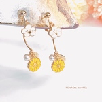 白×黄色、梅と菊の🌼ゆらゆら、イヤリング