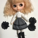 ハイネック&グレーのスカート ブライスサイズ