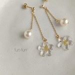揺れるお花とパールのピアス(クリア)