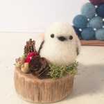 羊毛フェルト❄︎木片にちょこん❄︎木の実いっぱい