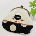 黒猫刺繍のがま口ポーチ