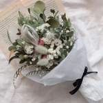 ❁︎Tsutsumi❁︎ ミニバラとユーカリのミニブーケ　スワッグ
