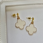 大ぶり白い花ピアス