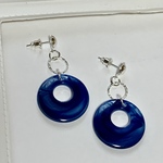 シルバーリングとブルーのピアス