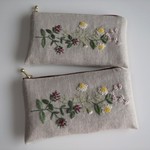 刺繍とアップリケの横長ポーチ