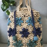 41-1.ブルー系の花モチーフが咲いた縦長ニットバッグ（巾着タイプ）