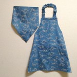 100cm 恐竜デニム調（グレイッシュブルー）ゴム紐　子供用エプロン（三角巾／給食帽・巾着袋オプション）