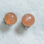 （1点もの）オレンジムーンストーンのスタッドピアス（6mm・チタンポスト）