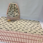2点セット 40㎝×60㎝小学生向けランチョンマットと給食袋（リボン モノトーン×ピンク格子柄）