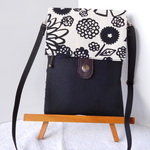 スマホ＆小銭入れショルダー＆ウエストポーチ　（モノクロ花）