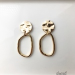 ゴールドゆがみフープピアス・樹脂ピアス・イヤリング