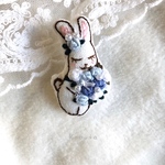 薔薇の花束を抱えたうさぎさん。刺繍ブローチ