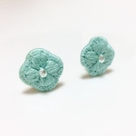 ミントカラーの刺繍のお花イヤリング