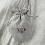 刺繍の巾着ポーチ「おすましうさぎ」
