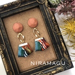 マットカボションとウールタッセルのピアス
