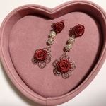 赤い薔薇のピアス