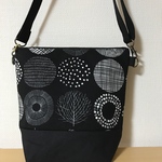 斜め掛けショルダーバッグ　黒地のサークル柄