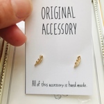 小さい羽ピアス　樹脂ピアス