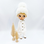 ホワイトデニムつなぎ(ストレートパンツ)と大きめぽんぽんのくるくるふわふわニット帽のセット