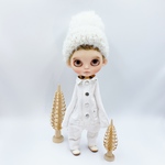 ピュアニーモMサイズ　ホワイトデニムつなぎ(ストレートパンツ)と大きめぽんぽんのくるくるふわふわニット帽