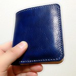 【送料無料】鮮やかなコバルトブルーの本革ハーフウォレット小銭入れ無し仕様