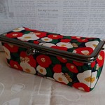 fuku様予約品 椿の中に猫柄のBOX型がま口小物入れ(紺)