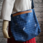 送料無料・ハンドメイド・ミナペルホネン生地使用・マチ付き3WAYバッグ（choucho・ブルー・革キャメル）