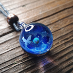 オパールの惑星　宇宙ペンダント　花と蝶デザイン　#M191224