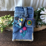 ビンテージデニムとお花の刺繍のスマホケース（手帳型）・デニムと天然石ビーズのキーホルダーチャーム付き/マラカイト・ターコイズ・クリスタル ・巻貝・シェル・ボタン／海・夏／リメイクデニム