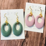 カラーオーバルのピアス／イヤリング
