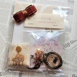 プレゼント用♡真珠キーホルダー＆コードホルダー付きイラスト小物セット