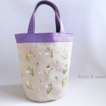 リネン刺繍の丸底バッグ（ビオラとスノードロップ）