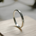 でこぼこ シルバープレーンリング 2.5mm幅 鎚目 シルバー950｜SILVER RING 指輪 シンプル アクセサリー｜203