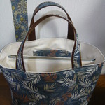 キャンバス地の葉っぱ柄仕切りつきトートバッグ