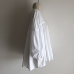 ご予約をいたたいたお品です☆ぐるっと一回りギャザーたっぷり　胸切り替えのボートネックブラウス 後ろリボン　コットンローン ホワイト