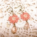 【送料込】ピンクお花モチーフと雫ビーズのピアス