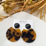 ブラックレザー×べっ甲のデザイン大ぶりピアス／イヤリング