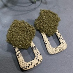 カーキとパイソンフープのピアス