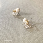 キューブ天然硝子とcottonパールの耳飾り