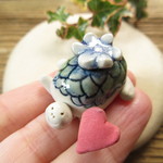 お花をのせた亀の置物ハート6